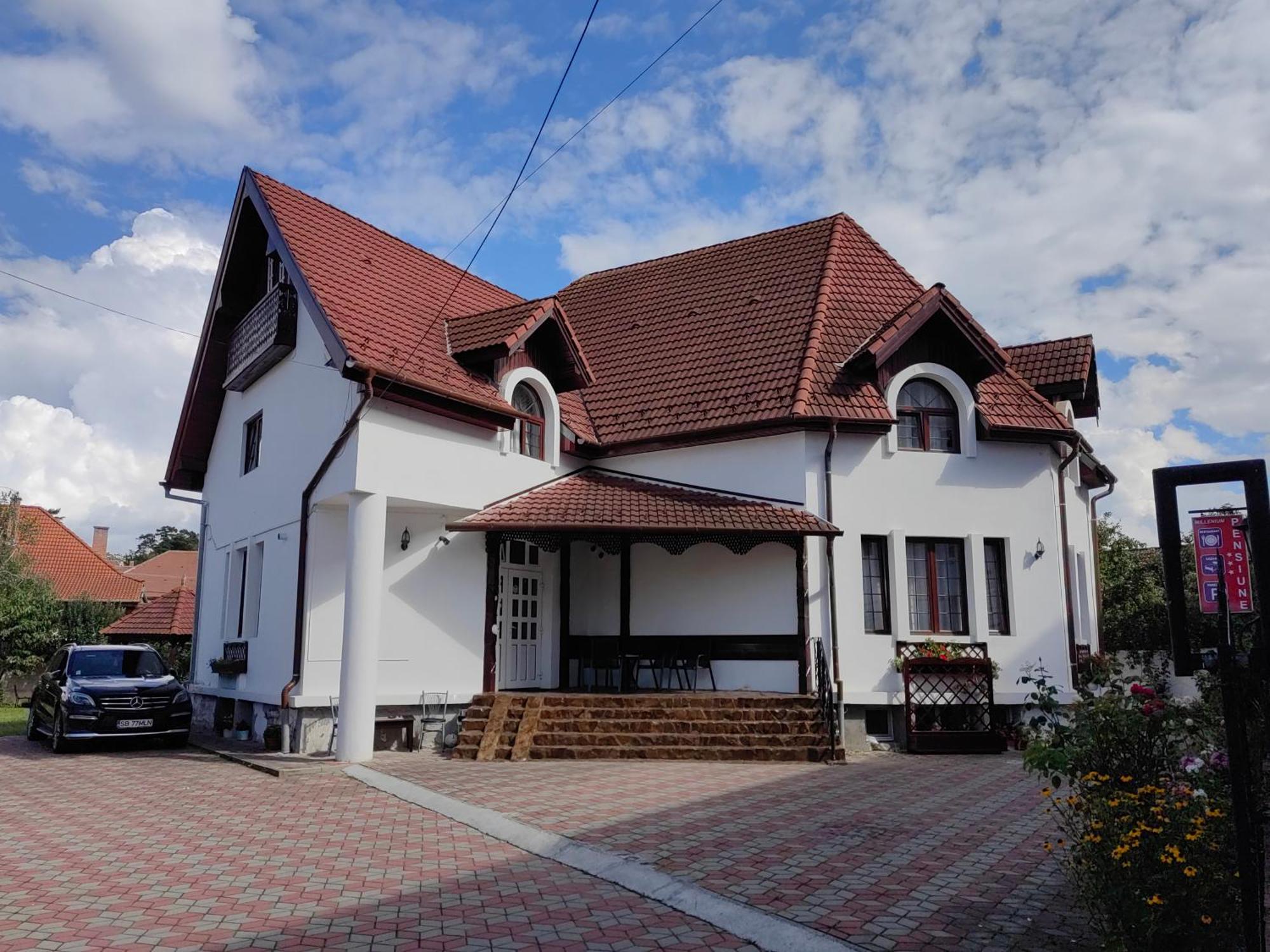 Pensiunea Millenium Sibiu With Parking - Motorcycle Friendly Travel Routes מראה חיצוני תמונה